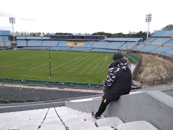 Alumno del taller Conociendo Montevideo, del Liceo N°73 de Montevideo, Uruguay, en el Estadio Centenario. Alumno del taller Conociendo Montevideo, del Liceo N°73 de Montevideo, Uruguay, en el Estadio Centenario. - Sputnik Mundo
