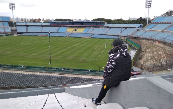 Alumno del taller Conociendo Montevideo, del Liceo N°73 de Montevideo, Uruguay, en el Estadio Centenario. - Sputnik Mundo