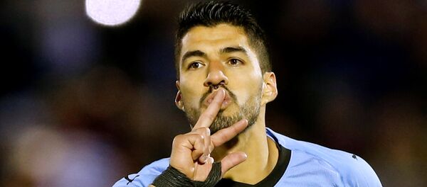 Luis Suárez celebra un gol en un partido amistoso contra Uzbekistán en la previa al Mundial de Rusia 2018, en Montevideo, el 7 de junio. - Sputnik Mundo