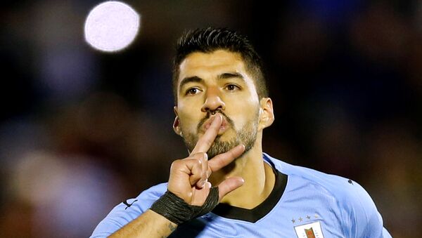 Luis Suárez celebra un gol en un partido amistoso contra Uzbekistán en la previa al Mundial de Rusia 2018, en Montevideo, el 7 de junio. - Sputnik Mundo