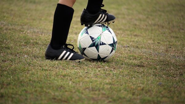 Una pelota de fútbol - Sputnik Mundo