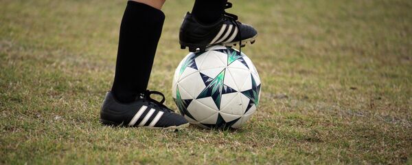 Una pelota de fútbol - Sputnik Mundo