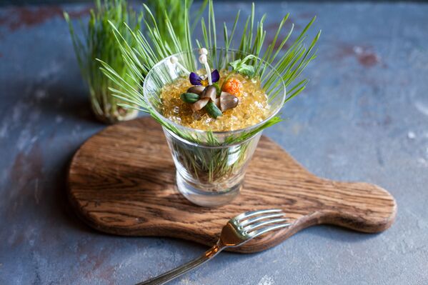 Una ensalada con hongos en la cafetería Pushkin - Sputnik Mundo