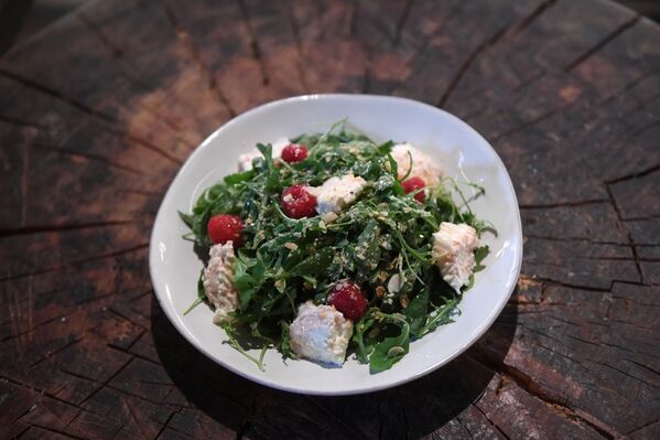 Ensalada con ricotta, espinacas y frambuesa en el restaurante Quesería en Moscú - Sputnik Mundo
