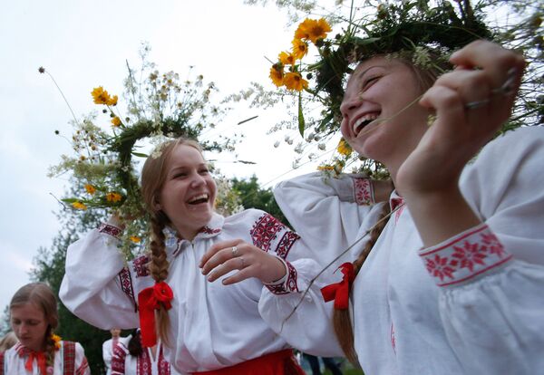 La celebración del solsticio de verano en Bielorrusia - Sputnik Mundo
