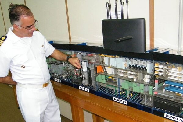 Un oficial de la Armada de Brasil muestra un modelo del futuro submarino de propulsión nuclear brasileño - Sputnik Mundo