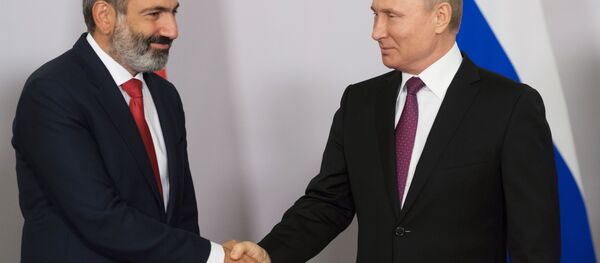 Nikol Pashinián, primer ministro de Armenia, y Vladímir Putin, presidente ruso - Sputnik Mundo