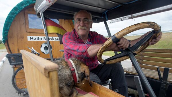 El fanático del fútbol Hubert Wirth decidió realizar un largo viaje en tractor desde su ciudad natal, Pforzheim (Alemania) a Rusia para asistir el Mundial - Sputnik Mundo