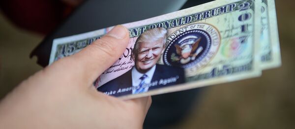 Un billete promocional de dólar con la imagen del presidente de EEUU, Donald Trump Un billete promocional de dólar con la imagen del presidente de EEUU, Donald Trump - Sputnik Mundo