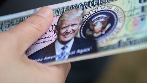 Un billete promocional de dólar con la imagen del presidente de EEUU, Donald Trump Un billete promocional de dólar con la imagen del presidente de EEUU, Donald Trump - Sputnik Mundo