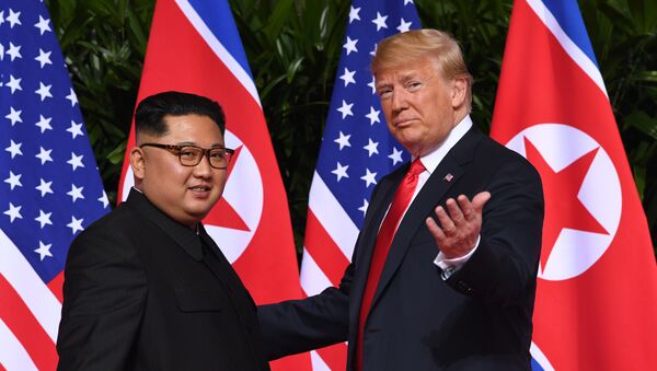 El líder norcoreano Kim Jong-un y el presidente de EEUU, Donald Trump - Sputnik Mundo