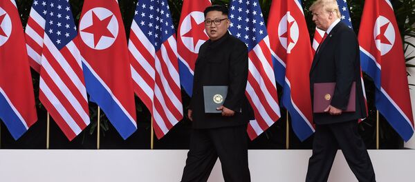 Donald Trump y Kim Jong-un firman el acuerdo final en la cumbre de Singapur - Sputnik Mundo