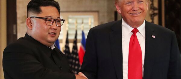 El líder norcoreano Kim Jong-un y el presidente de EEUU, Donald Trump - Sputnik Mundo