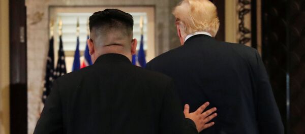 El líder norcoreano, Kim Jong-un, y el presidente de EEUU, Donald Trump - Sputnik Mundo