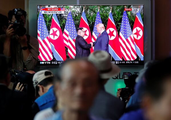 Los momentos más memorables de la histórica cumbre entre Trump y Kim - Sputnik Mundo