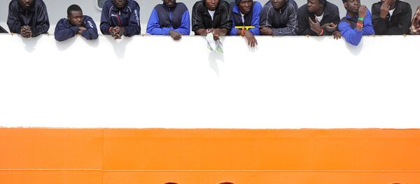 Migrantes en el barco de rescate Aquarius - Sputnik Mundo