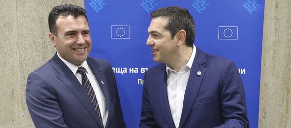 El primer ministro de Macedonia, Zoran Zaev, con su par griego, Alexis Tsipras - Sputnik Mundo