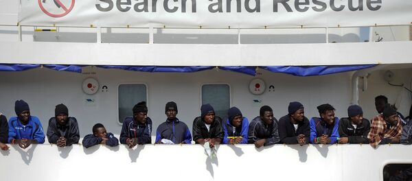 Migrantes en el barco de rescate Aquarius - Sputnik Mundo