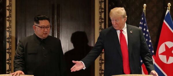 El presidente de EEUU, Donald Trump, y el líder de Corea del Norte, Kim Jong-un, antes de la ceremonía de la firma del acuerdo final de la cumbre bilateral en Singapur el 12 de junio - Sputnik Mundo