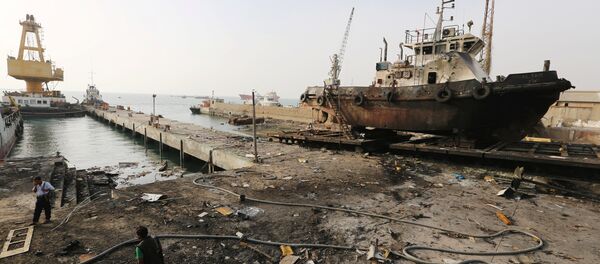 El puerto yemení de Al Hudaida tras un ataque aéreo de la coalición árabe en mayo de 2018 - Sputnik Mundo