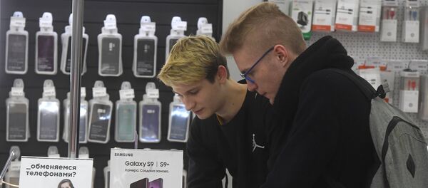 Una tienda de teléfonos inteligentes en Moscú (imagen ilustrativa) - Sputnik Mundo