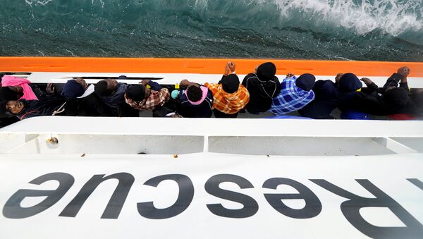 Migrantes en el barco de rescate Aquarius - Sputnik Mundo