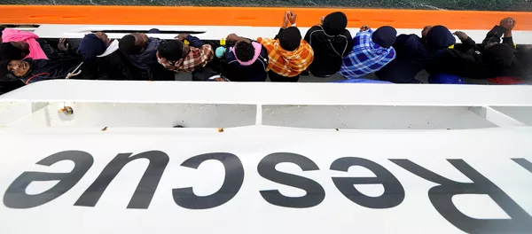 Migrantes en el barco de rescate Aquarius Migrantes en el barco de rescate Aquarius - Sputnik Mundo
