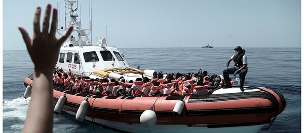 Los migrantes en el barco de rescate Aquarius Los migrantes en el barco de rescate Aquarius - Sputnik Mundo
