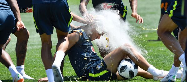 Jugadores brasileños le rompen varios huevos en la cabeza a Coutinho Jugadores brasileños le rompen varios huevos en la cabeza a Coutinho - Sputnik Mundo