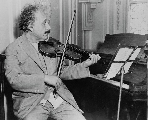 El famoso físico Albert Einstein tocando el violín, fecha y lugar desconocidos - Sputnik Mundo