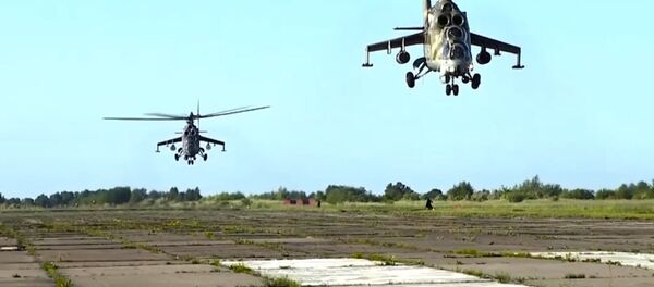 Los helicópteros Mi-24 y Mi-8 pulverizan los 'objetivos' en tierra Los helicópteros Mi-24 y Mi-8 pulverizan los 'objetivos' en tierra - Sputnik Mundo