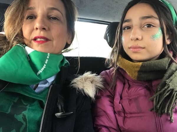 La escritora argentina Cecilia Szperling dirigiendose con su hija Lola a la marcha frente al Congreso para reclamar una ley de aborto legal, seguro y gratuito. - Sputnik Mundo