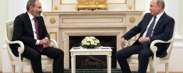 Nikol Pashinián, primer ministro de Armenia, y Vladímir Putin, presidente ruso - Sputnik Mundo