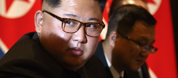 El líder norcoreano, Kim Jong-un, durante la reunión con el presidente de EEUU, Donald Trump - Sputnik Mundo