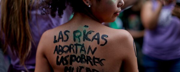 Manifestante a favor del aborto legal en Argentina - Sputnik Mundo