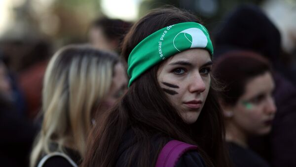 Manifestante a favor de la Ley de aborto en Argentina - Sputnik Mundo