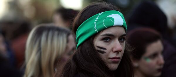 Manifestante a favor de la Ley de aborto en Argentina - Sputnik Mundo