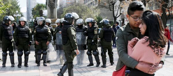 Policía de Bolivia y los estudiantes universitarios de La Paz - Sputnik Mundo