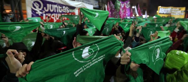 Manifestación a favor del aborto en Argentina Manifestación a favor del aborto en Argentina - Sputnik Mundo
