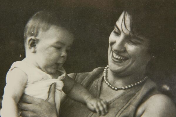 El 14 de junio de 1928, en la ciudad de Rosario, corazón de Argentina, vio la luz Ernesto Rafael Guevara.En la foto: Ernesto Guevara de la Serna y su madre Celia De la Serna en 1929. - Sputnik Mundo