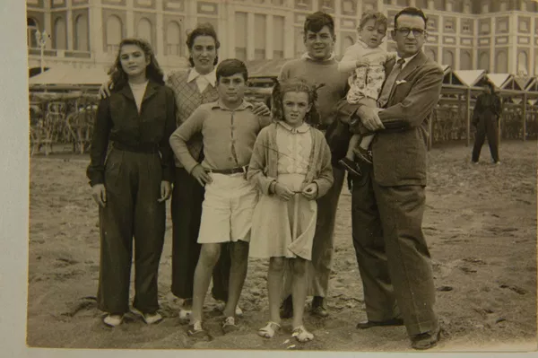 Junto a Ernesto —al que cariñosamente llamaban Teté en la infancia— crecieron otros cuatro hermanos: Celia, Roberto, Ana María y Juan Martín. Todos recibieron educación universitaria.En la foto: el Che y su familia, en la ciudad de Mar del Plata, 1945 Junto a Ernesto —al que cariñosamente llamaban Teté en la infancia— crecieron otros cuatro hermanos: Celia, Roberto, Ana María y Juan Martín. Todos recibieron educación universitaria.En la foto: el Che y su familia, en la ciudad de Mar del Plata, 1945 - Sputnik Mundo