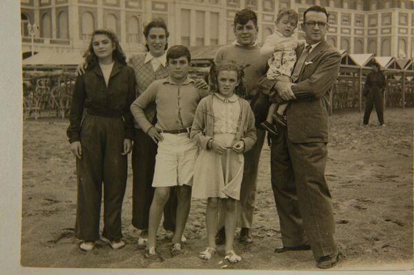 Junto a Ernesto —al que cariñosamente llamaban Teté en la infancia— crecieron otros cuatro hermanos: Celia, Roberto, Ana María y Juan Martín. Todos recibieron educación universitaria.En la foto: el Che y su familia, en la ciudad de Mar del Plata, 1945 - Sputnik Mundo