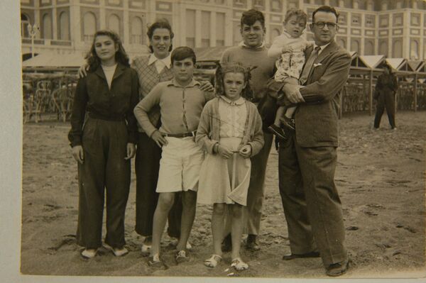 Che y su familia, en la ciudad de Mar del Plata, 1945 Che y su familia, en la ciudad de Mar del Plata, 1945 - Sputnik Mundo