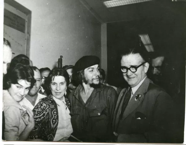 En 1997, después de una exhaustiva búsqueda impulsada por el Gobierno cubano, sus restos fueron hallados, identificados por el Equipo Argentino de Antropología Forense y repatriados a Cuba. Hoy descansan en su mausoleo en la ciudad cubana de Santa Clara.En la foto: Ernesto Che Guevara, flanqueado por sus padres, Celia de la Serna y Ernesto Guevara Lynch, a su llegada al aeropuerto de La Habana, Cuba, en 1959. En 1997, después de una exhaustiva búsqueda impulsada por el Gobierno cubano, sus restos fueron hallados, identificados por el Equipo Argentino de Antropología Forense y repatriados a Cuba. Hoy descansan en su mausoleo en la ciudad cubana de Santa Clara.En la foto: Ernesto Che Guevara, flanqueado por sus padres, Celia de la Serna y Ernesto Guevara Lynch, a su llegada al aeropuerto de La Habana, Cuba, en 1959. - Sputnik Mundo