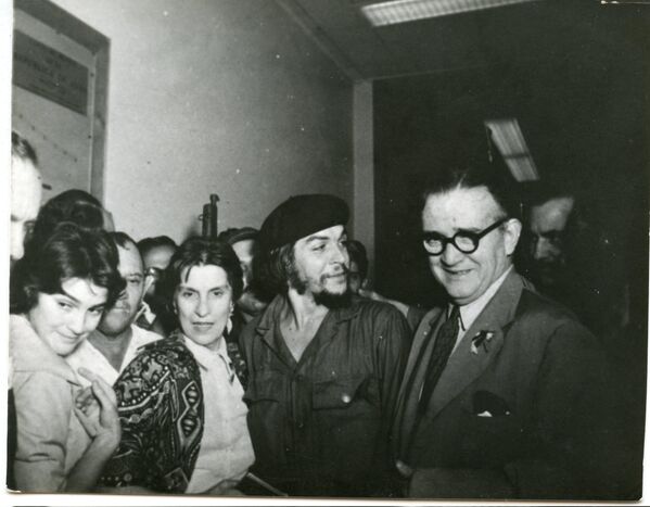 En 1997, después de una exhaustiva búsqueda impulsada por el Gobierno cubano, sus restos fueron hallados, identificados por el Equipo Argentino de Antropología Forense y repatriados a Cuba. Hoy descansan en su mausoleo en la ciudad cubana de Santa Clara.En la foto: Ernesto Che Guevara, flanqueado por sus padres, Celia de la Serna y Ernesto Guevara Lynch, a su llegada al aeropuerto de La Habana, Cuba, en 1959. - Sputnik Mundo