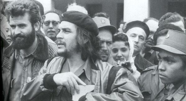 En 1959 llegó el triunfo. Dentro del Gobierno de Fidel Castro, el Che asumió el rol de comandante, hombre de Estado y hábil diplomático.En la foto: el Che en 1960. - Sputnik Mundo