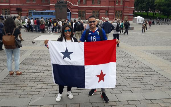 El hincha panameño Huss y su esposa El hincha panameño Huss y su esposa - Sputnik Mundo
