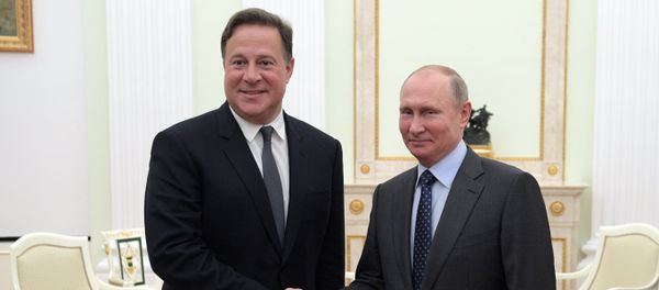El presidente de Panamá, Juan Carlos Varela y su homólogo ruso, Vladímir Putin - Sputnik Mundo