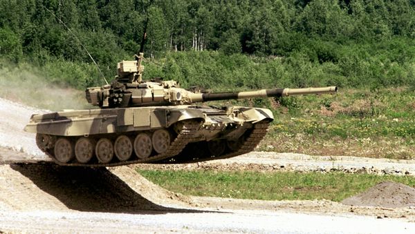 Un tanque T-90S durante maniobras militares Un tanque T-90S durante maniobras militares - Sputnik Mundo
