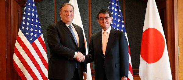 El secretario de Estado de EEUU, Mike Pompeo, y el ministro de Exteriores de Japón, Taro Kono - Sputnik Mundo